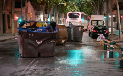 Diversos contenidors cremats al mig del carrer | Arxiu